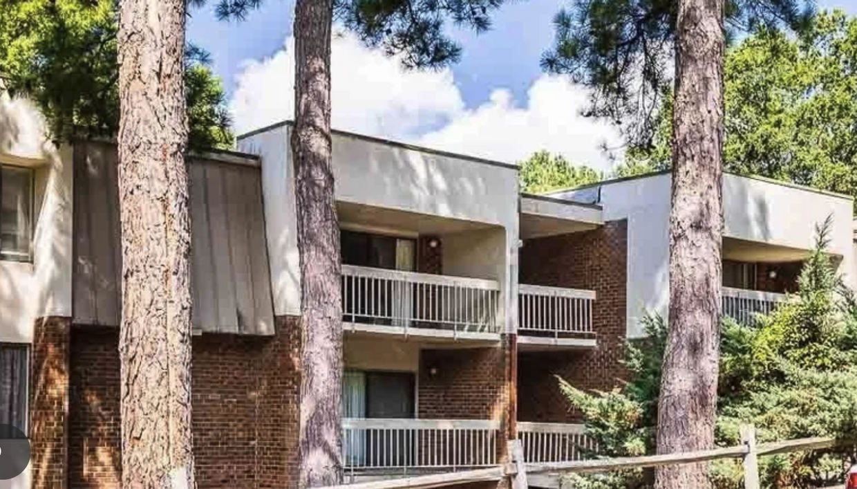 Fuera de los apartamentos - 500 Umstead Dr