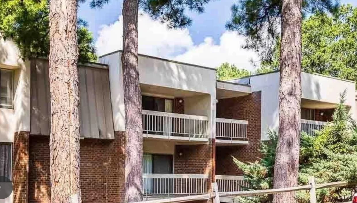 Outside of Apartments - 500 Umstead Dr (Chapel Hill, NC)
