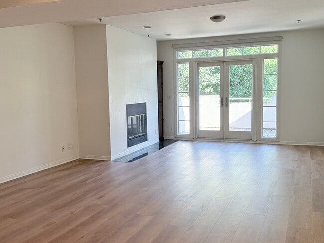 Foto del edificio - 2222 N Beachwood Dr