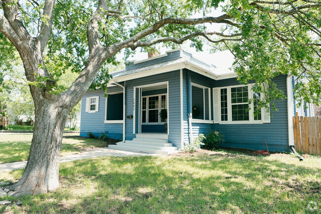 Building Photo - 1002 W Mulberry Ave