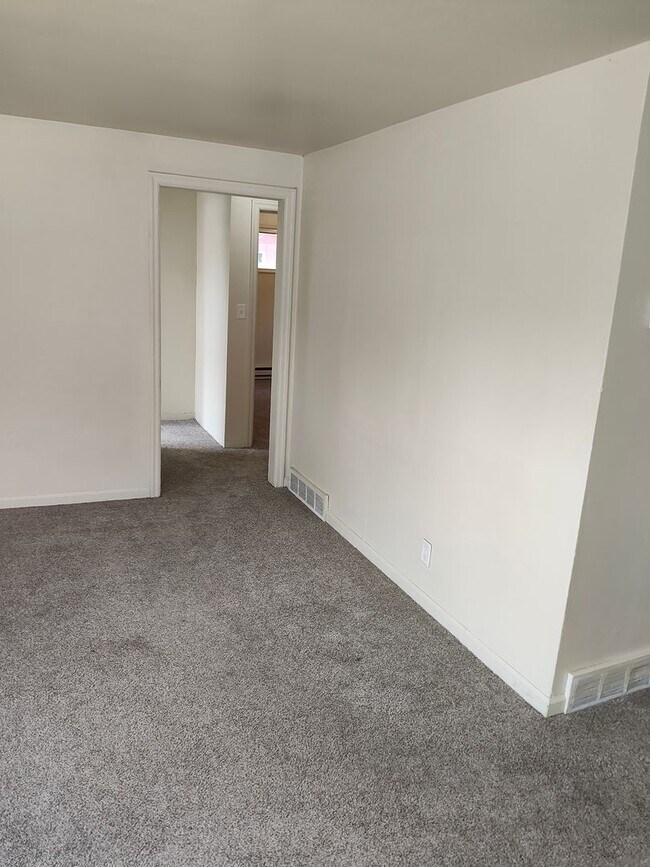 Building Photo - 4BR/2BA House only $1995/month!!!