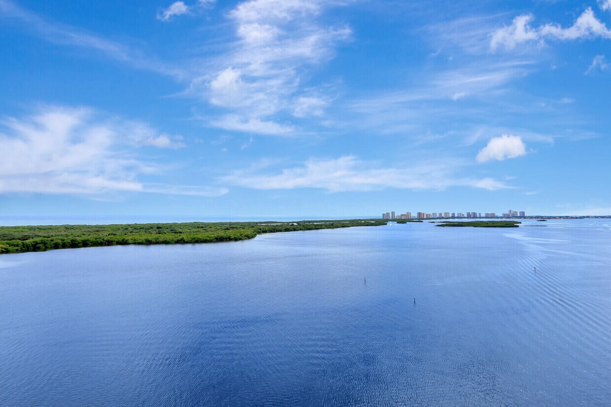 Primary Photo - 100 Lakeshore Dr