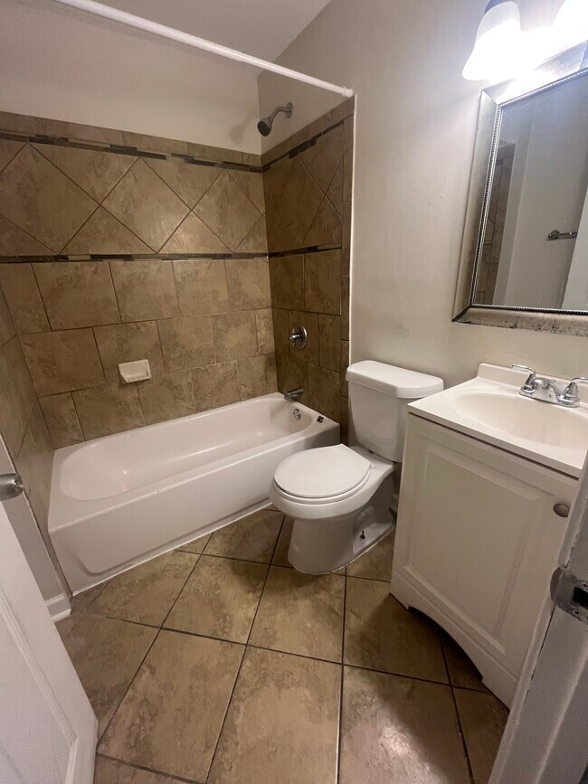 Foto del edificio - 6127 N Robertson St