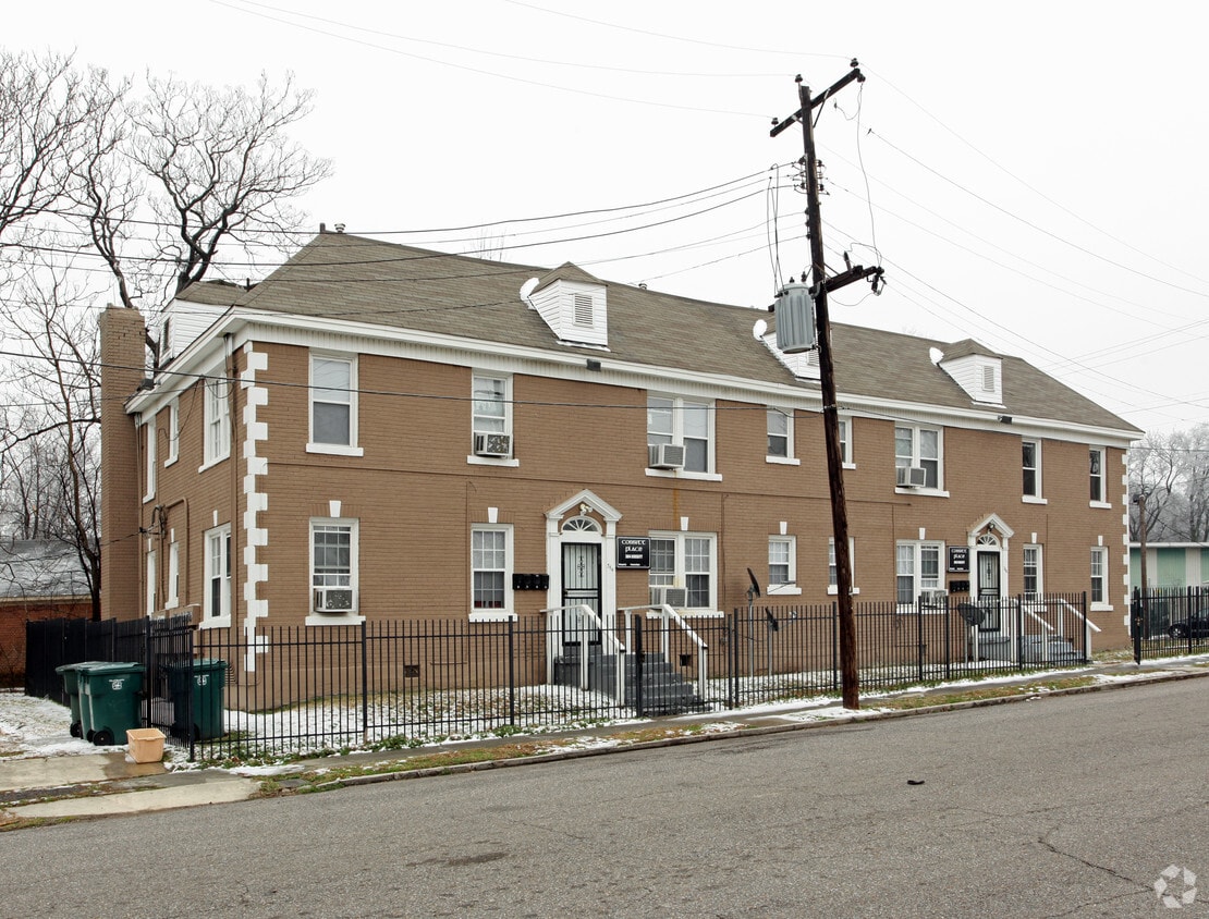 Primary Photo - 364 Cossitt Pl