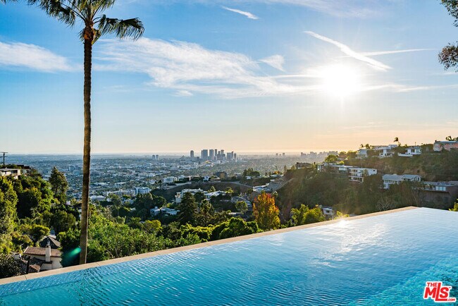 Foto del edificio - 8796 Hollywood Blvd