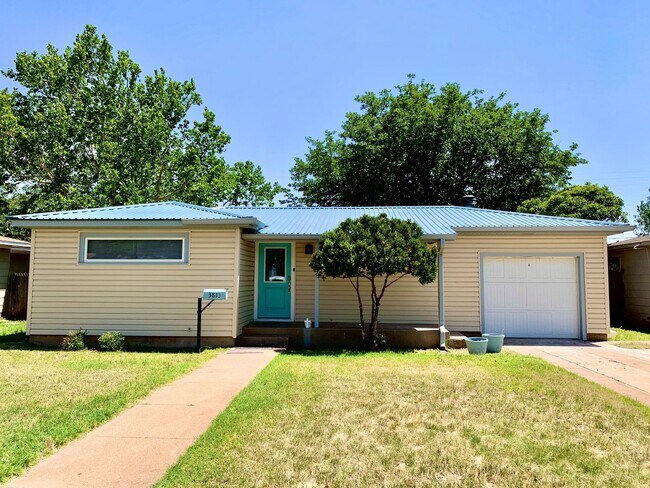 Building Photo - Delightful Two Bedroom near Maxey Park Pre...