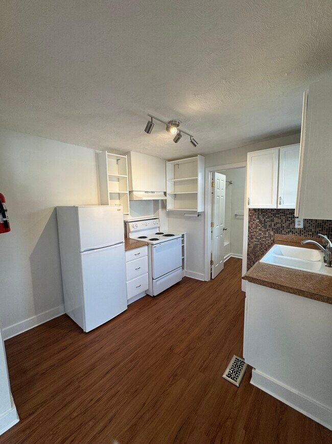 Cocina recién pintada y limpia - 178 Carroll St