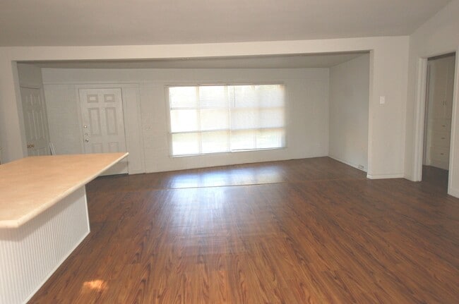 Building Photo - Great 3 Bedroom 2 Bath Located Near Texas ...