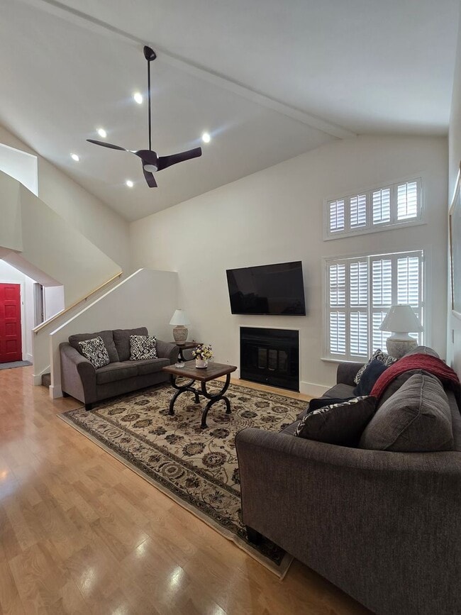 Foto del edificio - Furnished, 1-Year Long-Term Rental