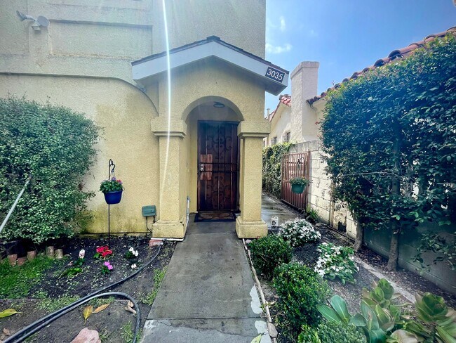 Foto del edificio - 3035 S Palm Grove Ave