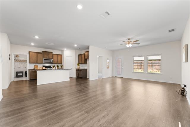Building Photo - 706 Willow View Way