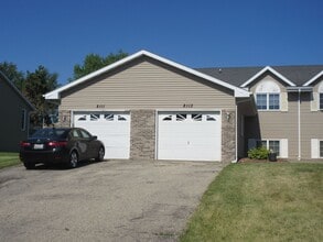Building Photo - 2111-2117 Green Valley Dr