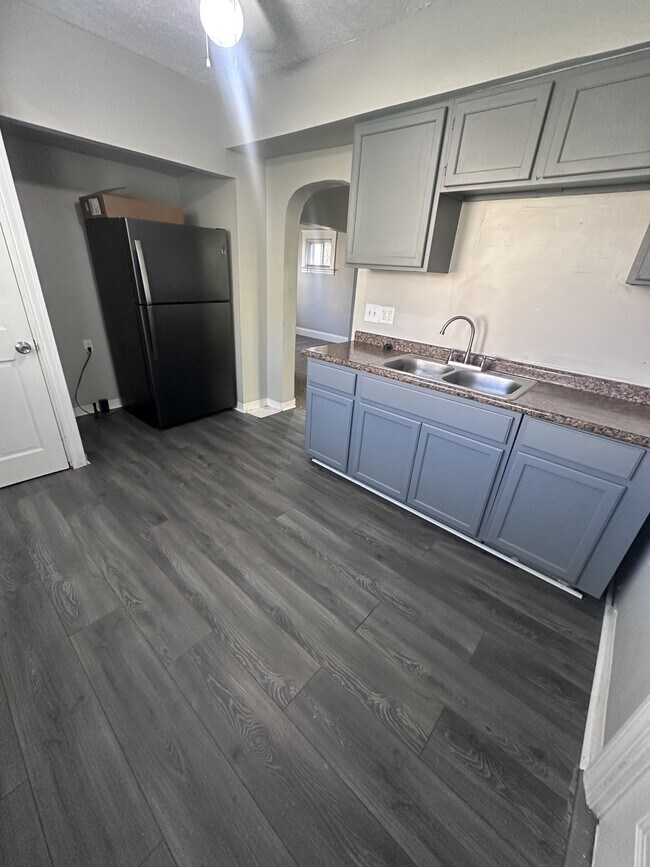 Foto del edificio - 8009 Vineyard Ave