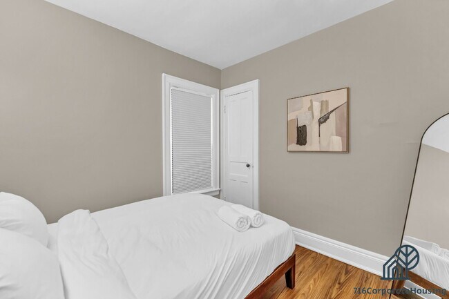 Foto del edificio - Furnished 3-Bedroom Lower Apartment on Delaware Ave