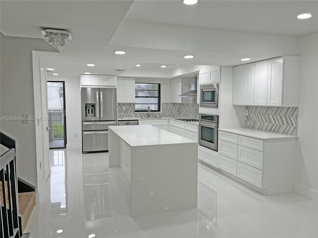 Foto del edificio - 1222 Hillsboro Mile