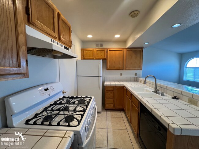 Building Photo - Spacious 2Bdm 2Ba Condo with Fireplace & B...
