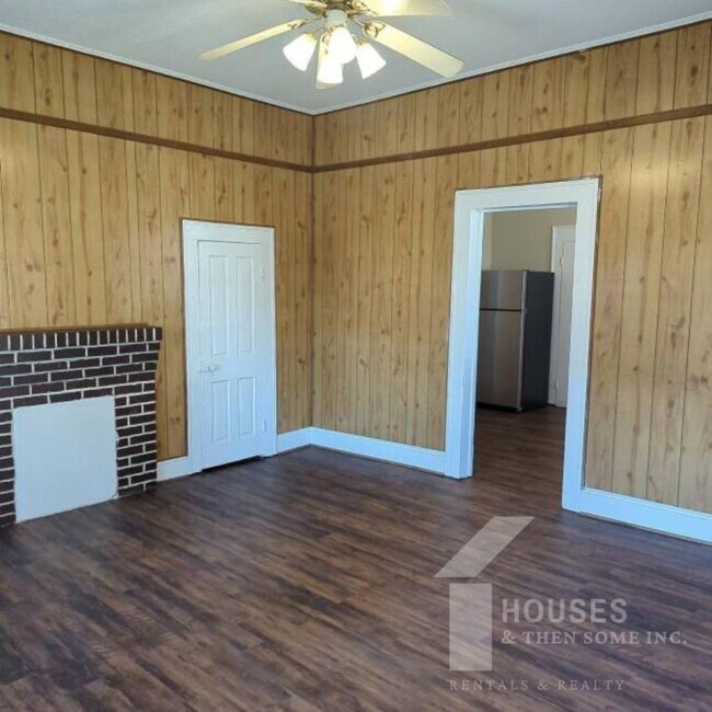 Building Photo - 18 21st St