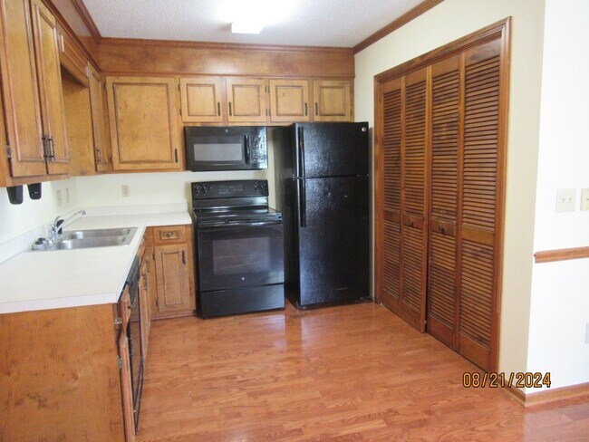 Building Photo - Tudor Place Subdivision