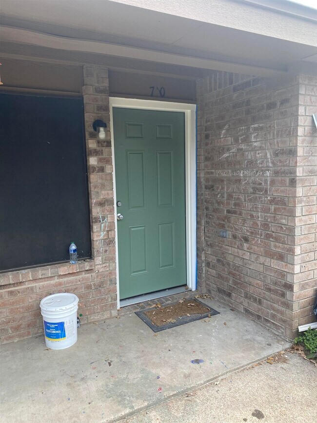 Building Photo - 710 Redwood Dr