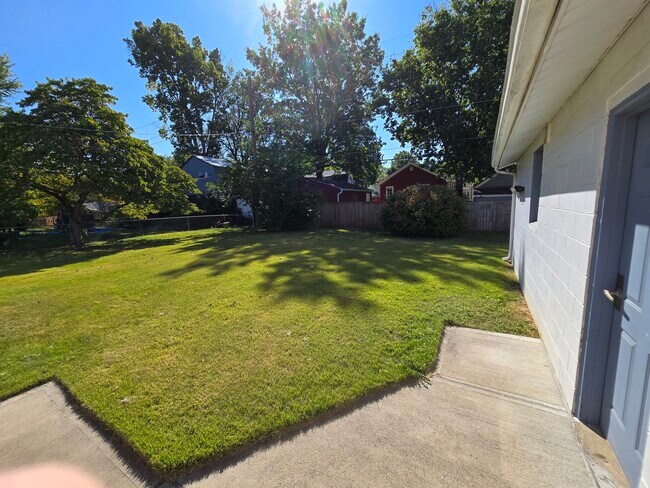 Foto del edificio - 835 E Edwards Ave