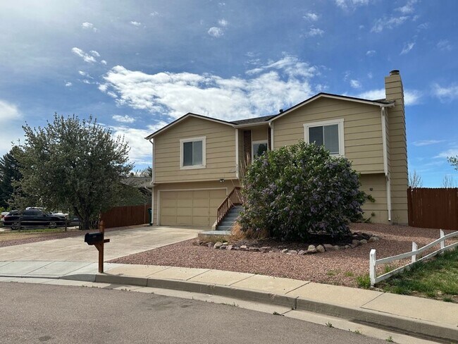 Foto del edificio - 3BD Split Level with AC and Great Backyard...