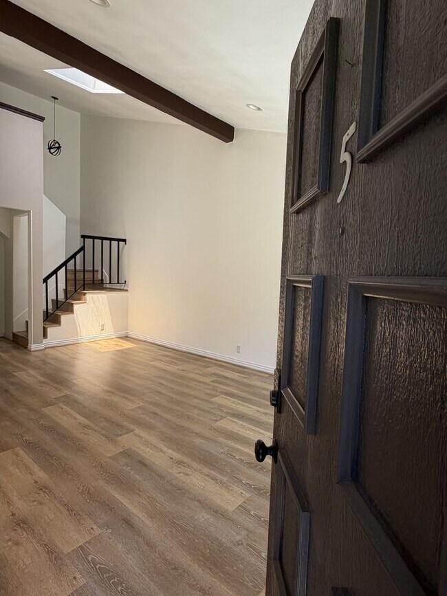 Foto del edificio - Updated modern townhouse 3 bed 1.5 bath