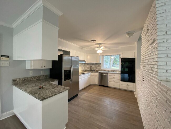 Foto del edificio - Stylish & Spacious 3BR Home with Patio, Fi...