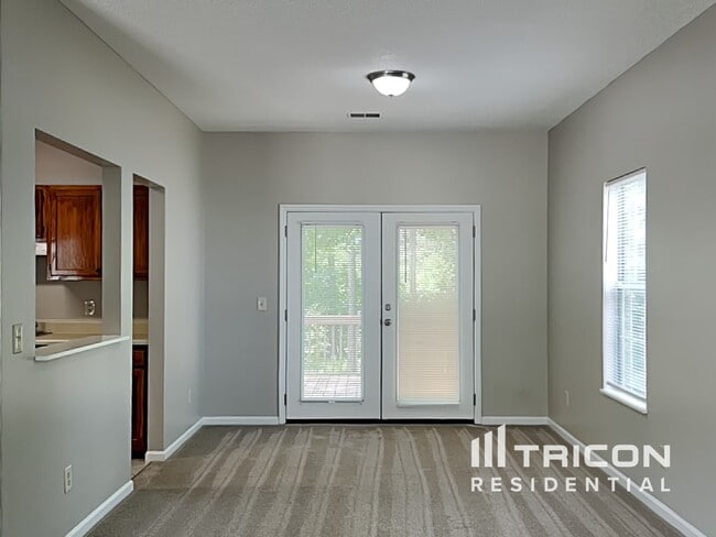 Foto del edificio - 627 Rapids Rd