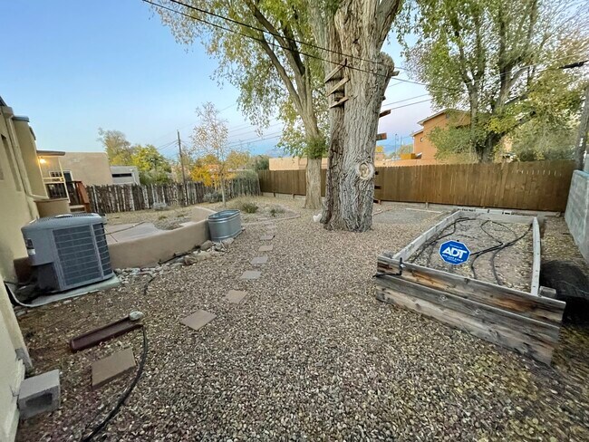 Foto del edificio - 732 Loma Vista Dr NE