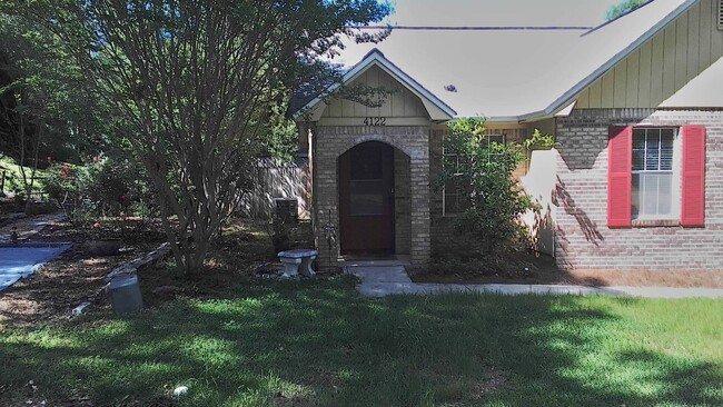 Building Photo - 3 bedroom 2 bath in a cute neighborhood.