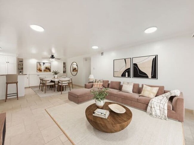 Foto del edificio - Beautiful Upgraded 2 Bed / 2 Bath 1 Story Condo Located in The Lakes in Carmel Valley