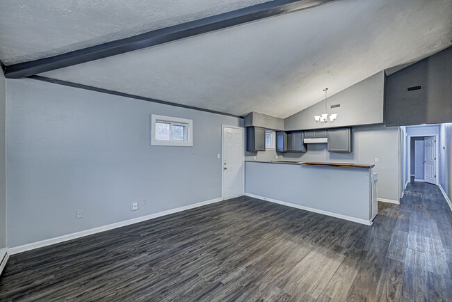 Building Photo - 8465 Bluff Rd