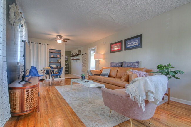 Building Photo - 2711 Glen Oaks Dr