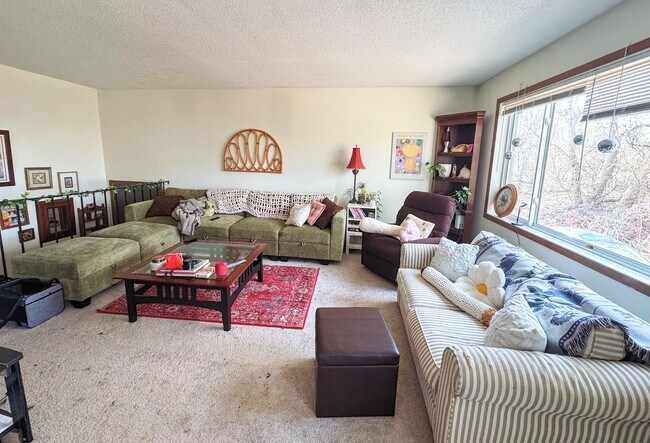 Building Photo - Off Campus Housing Option - Spacious 3 Bedroom Unit!