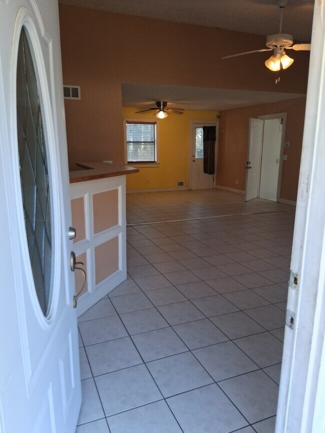 Entrada/Sala de estar - 4414 Housworth Dr