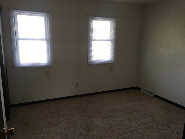 Building Photo - 2 bedroom townhouse- located near frisbee ...