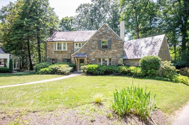 Building Photo - 4975 Hillbrook Ln NW