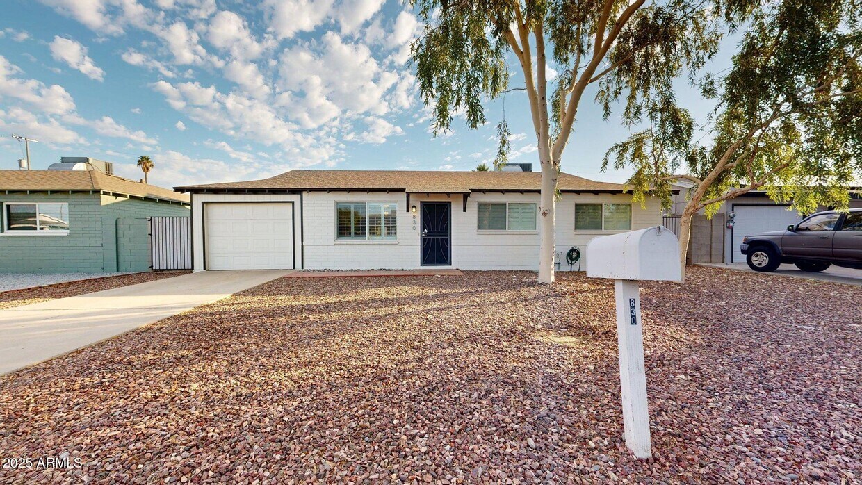 Foto principal - 830 E Orchid Ln