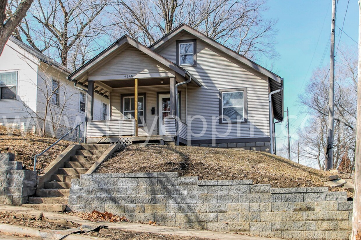 Primary Photo - 2 Bedroom / 1 Bath Home Near Fontenelle Park!
