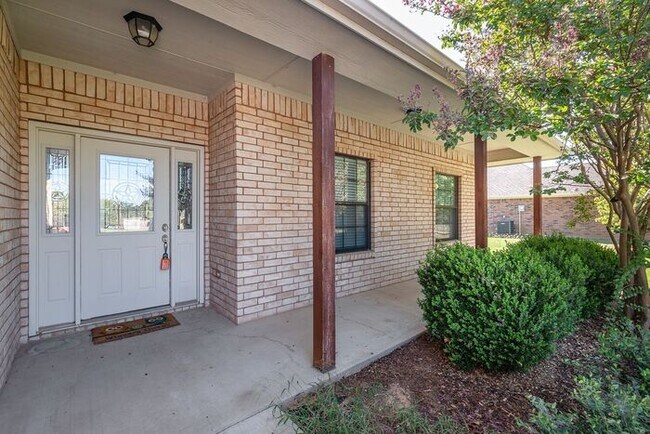 Building Photo - Sweet 3-2 near the water! What a find in c...
