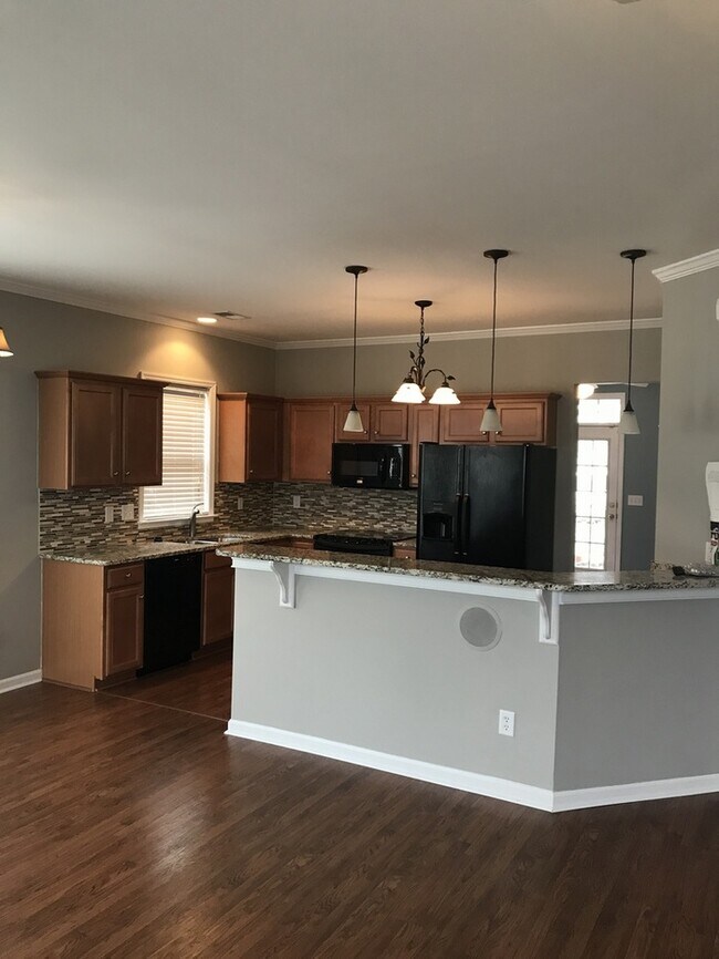 Building Photo - White Gables