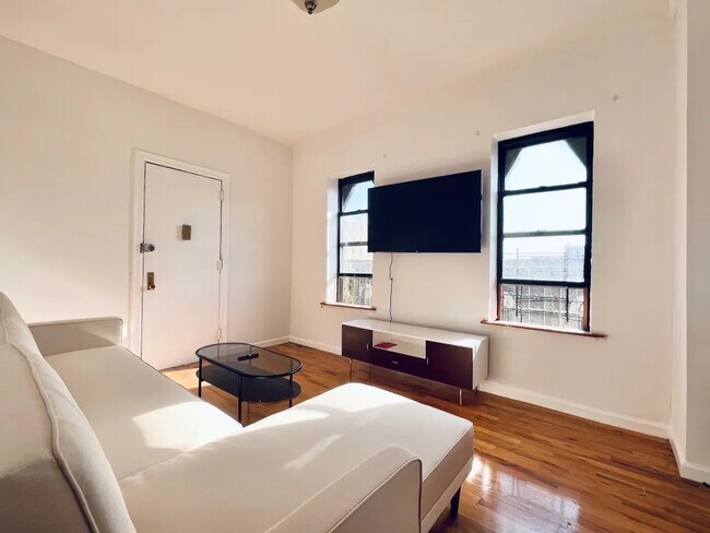 Foto del edificio - Furnished room/NOT APARTMENT