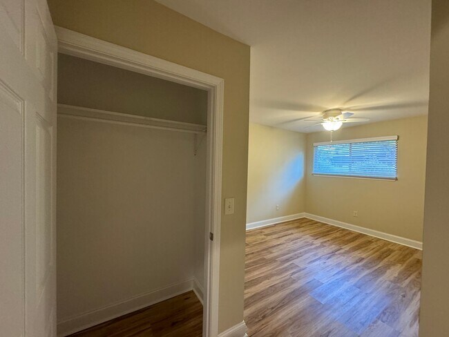 Foto del edificio - Freshly Renovated Two Bedroom One Bath Apa...
