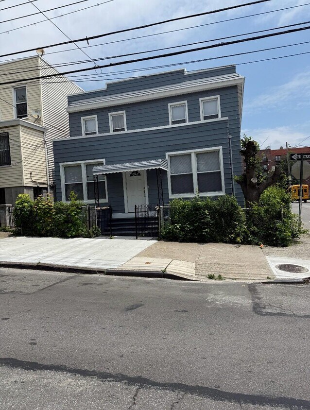 Foto del edificio - 1432 St Lawrence Ave