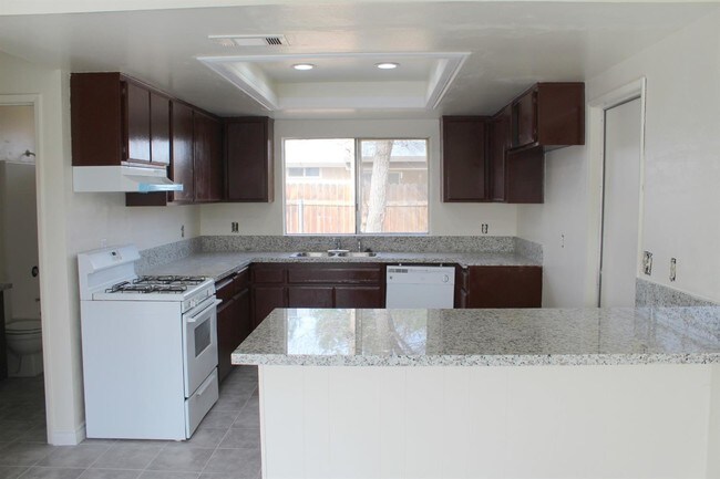 Foto del edificio - 16306 Juniper St
