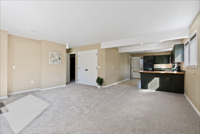 Sala de estar del piso principal - 3519 E 25th Ave