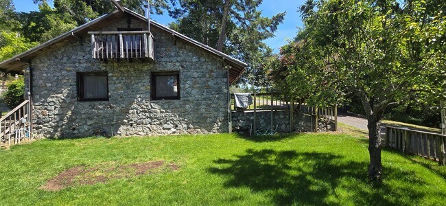 Foto del edificio - Charming 1-bedroom cottage nestled just 4 miles west of downtown Sebastopol in the heart of West ...