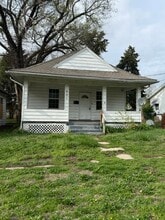 Building Photo - 905 W Thrush Ave
