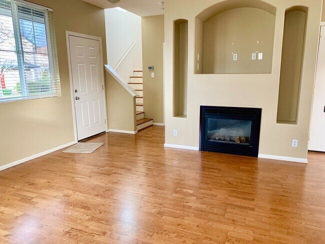 Foto del edificio - Beautiful 3 bed 2.5 bath Home with 2 car garage