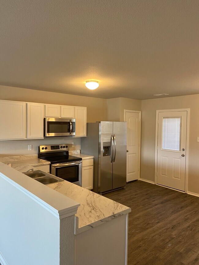 Foto del edificio - *Pre-leasing* Three Bedroom | Two Bathroom...